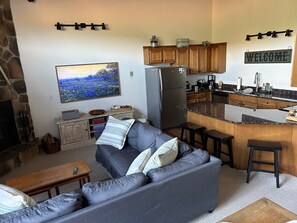 Smart TV, chimenea y estéreo 