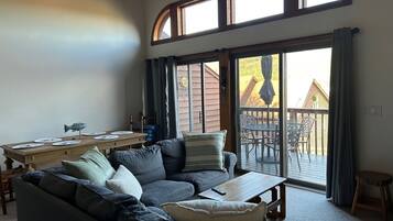 Smart TV, fireplace, stereo