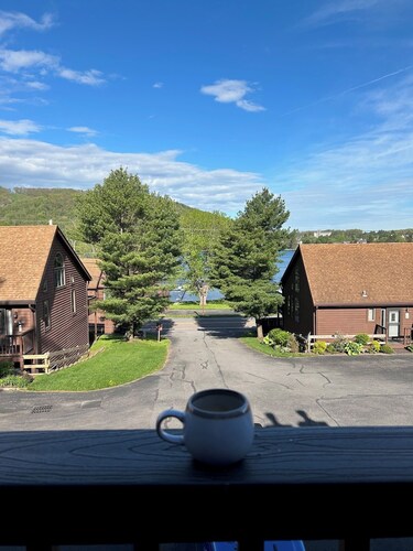 Charming & cozy retreat minutes to Wisp-lake & Mnt. views/access & indoor pool!