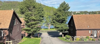 Charming & cozy retreat minutes to Wisp-lake & Mnt. views/access & indoor pool!