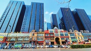 A modern building with multiple floors and a large entrance. - Luzhou Weiyi Hotel (Luzhou)