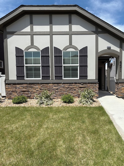 Bright Modern Retreat Near DIA & Gaylord Resort