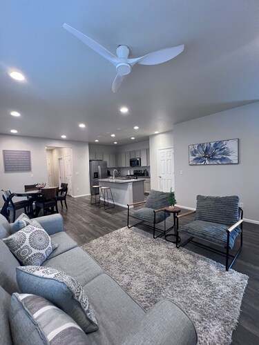 Bright Modern Retreat Near DIA & Gaylord Resort