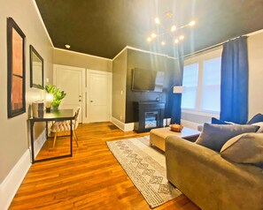 Smart TV, fireplace