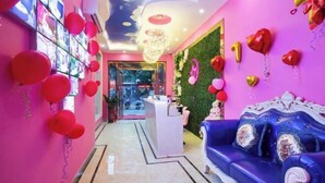 A brightly decorated room with a reception desk, a blue sofa, and balloons. - Sanya Fenglinwan Hotel (Sanya)
