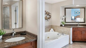 Regadera, tina de hidromasaje, secadora de cabello, toallas 