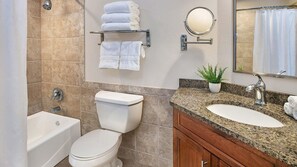 Regadera, tina de hidromasaje, secadora de cabello, toallas 