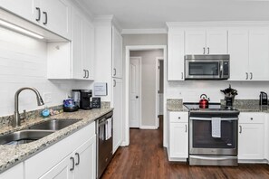 Een koelkast, een magnetron, een oven, een kookplaat