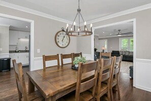 Dining - Whispering Winds of Lexington | Sleeps 8 (Lexington)