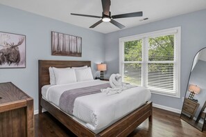 4 bedrooms, desk, iron/ironing board, travel crib - Whispering Winds of Lexington | Sleeps 8 (Lexington)