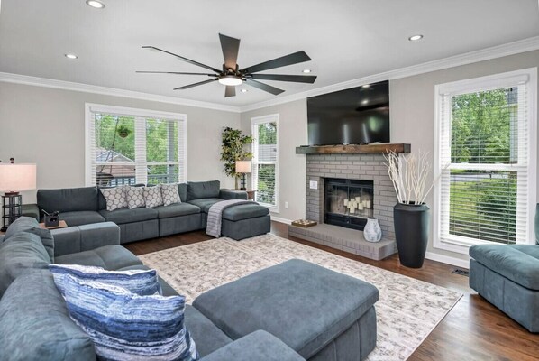 Smart TV, fireplace - Whispering Winds of Lexington | Sleeps 8 (Lexington)