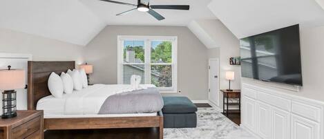 4 室のベッドルーム、デスク、アイロン / アイロン台、旅行用ベビーベッド