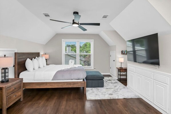 4 makuuhuonetta, työpöytä, silitysrauta/-lauta, vauvan matkasänky