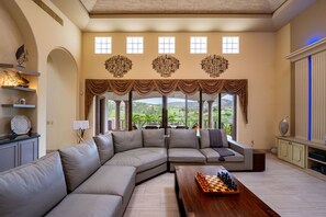 TV, books - Puerto Los Cabos Flor de Mayo (San José del Cabo)