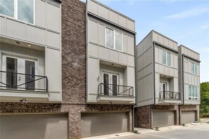 Exterior - 3-bedroom, 3.5 bath, 3 level luxury townhome in peaceful Atlanta with AC, WiFi (Atlanta)