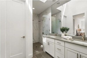 Shower, towels, soap, toilet paper - 3-bedroom, 3.5 bath, 3 level luxury townhome in peaceful Atlanta with AC, WiFi (Atlanta)