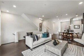 Smart TV - 3-bedroom, 3.5 bath, 3 level luxury townhome in peaceful Atlanta with AC, WiFi (Atlanta)