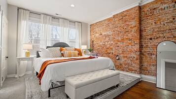 4 habitaciones, escritorio y tabla de planchar con plancha