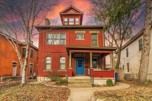 Exterior - Historic Short North: Hot Tub, BBQ, Free Parking (Columbus)