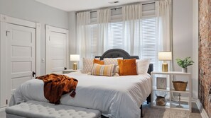 4 bedrooms, desk, iron/ironing board, travel crib - Historic Short North: Hot Tub, BBQ, Free Parking (Columbus)