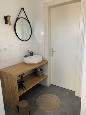 Douche, sèche-cheveux, serviettes fournies, savon