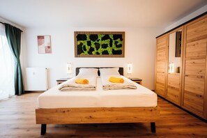 1 quarto, ferros/tábuas de passar roupa, berço de viagem
