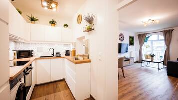 Kühlschrank, Mikrowelle, Ofen, Herdplatte