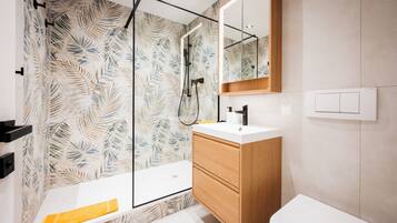 Dusche, Haartrockner, Handtücher, Seife