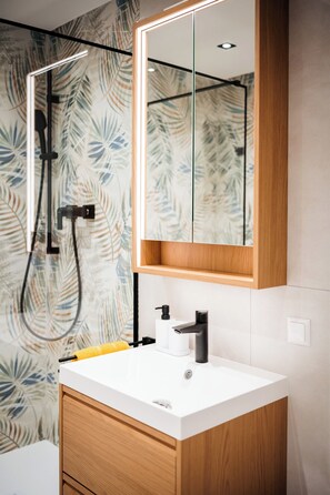 Douche, articles de toilette gratuits, sèche-cheveux
