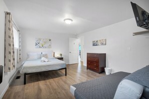 Classic House, Non Smoking, Air conditioning | 3 bedrooms, individually decorated, individually furnished, desk - Rainier Guesthouse - Walk to Metro (Seattle)