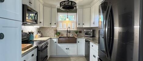 Refrigerador, microondas, horno y parrilla de estufa