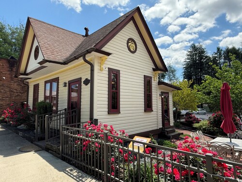 E&A Cottage in heart of downtown Elkin