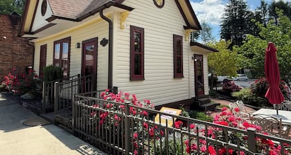 E&A Cottage in heart of downtown Elkin