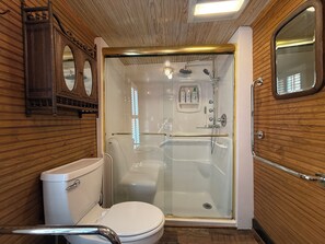 Douche, séchoir à cheveux, serviettes fournies, savon