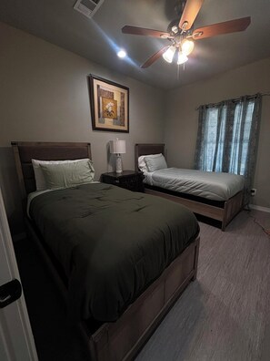 2 bedrooms, iron/ironing board, WiFi - Gates at Sour Lake #502 (Sour Lake)