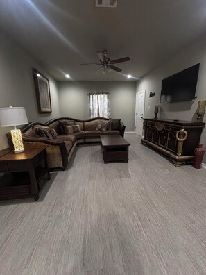 Living area - Gates at Sour Lake #502 (Sour Lake)