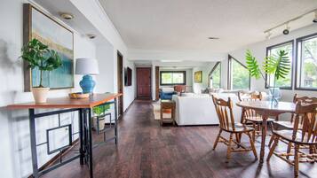 Smart TV, futbolito y libros