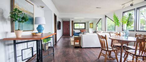 TV connectée, baby-foot, livres