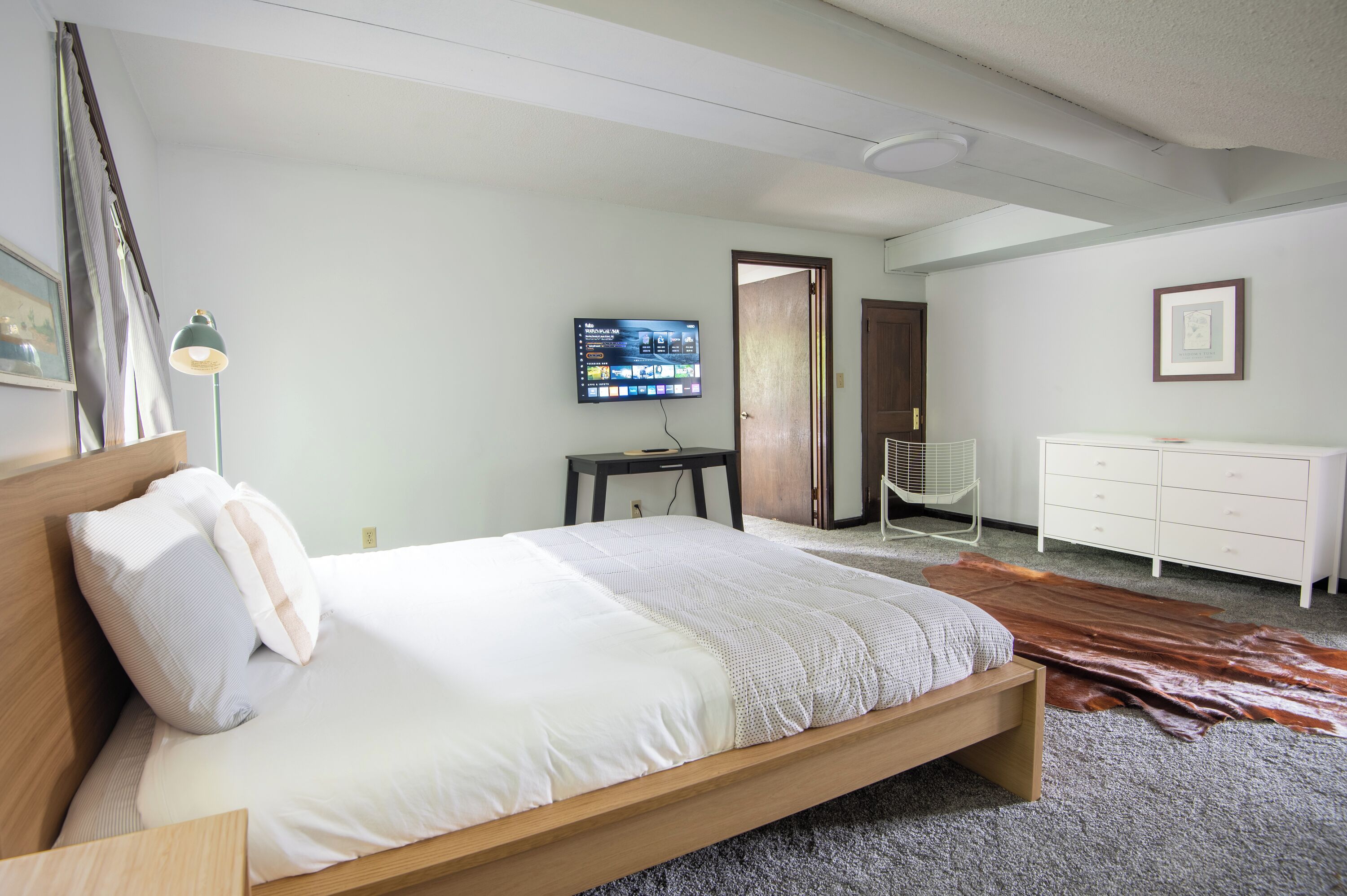 4 quartos, escrivaninha, ferros/tábuas de passar roupa