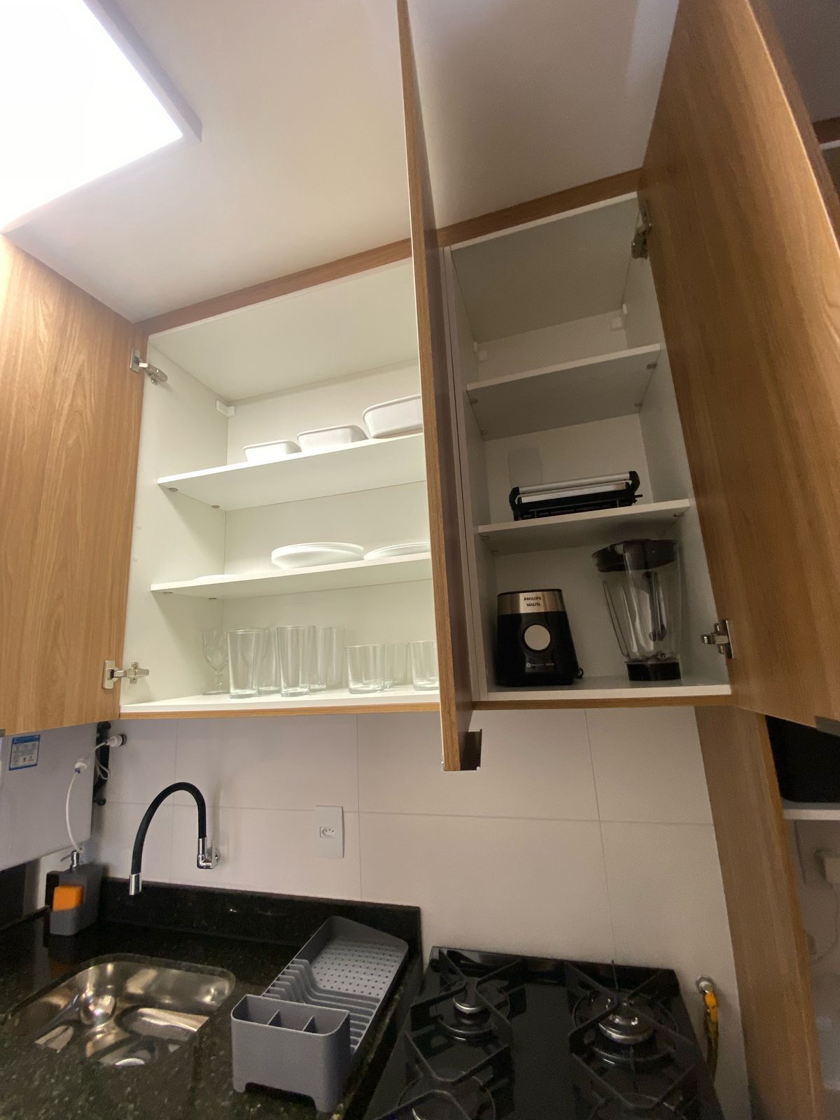 Una cocina equipada con lavavajillas, un fregadero y una estufa.