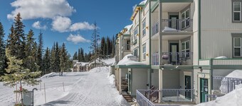 2 bed/2 bath ground level condo, directly slope side with shared hot tub