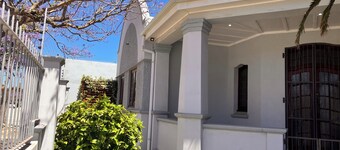 Peaceful Home Guesthouse . Spacious 4BR En-Suite House W/Free Wi-Fi & Parking.