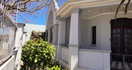 Peaceful Home Guesthouse . Spacious 4BR En-Suite House W/Free Wi-Fi & Parking.