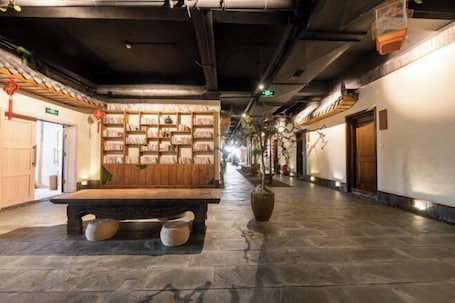 Interior. Yicheng Hotel (Langzhong Ancient City Zhuangyuan Branch)