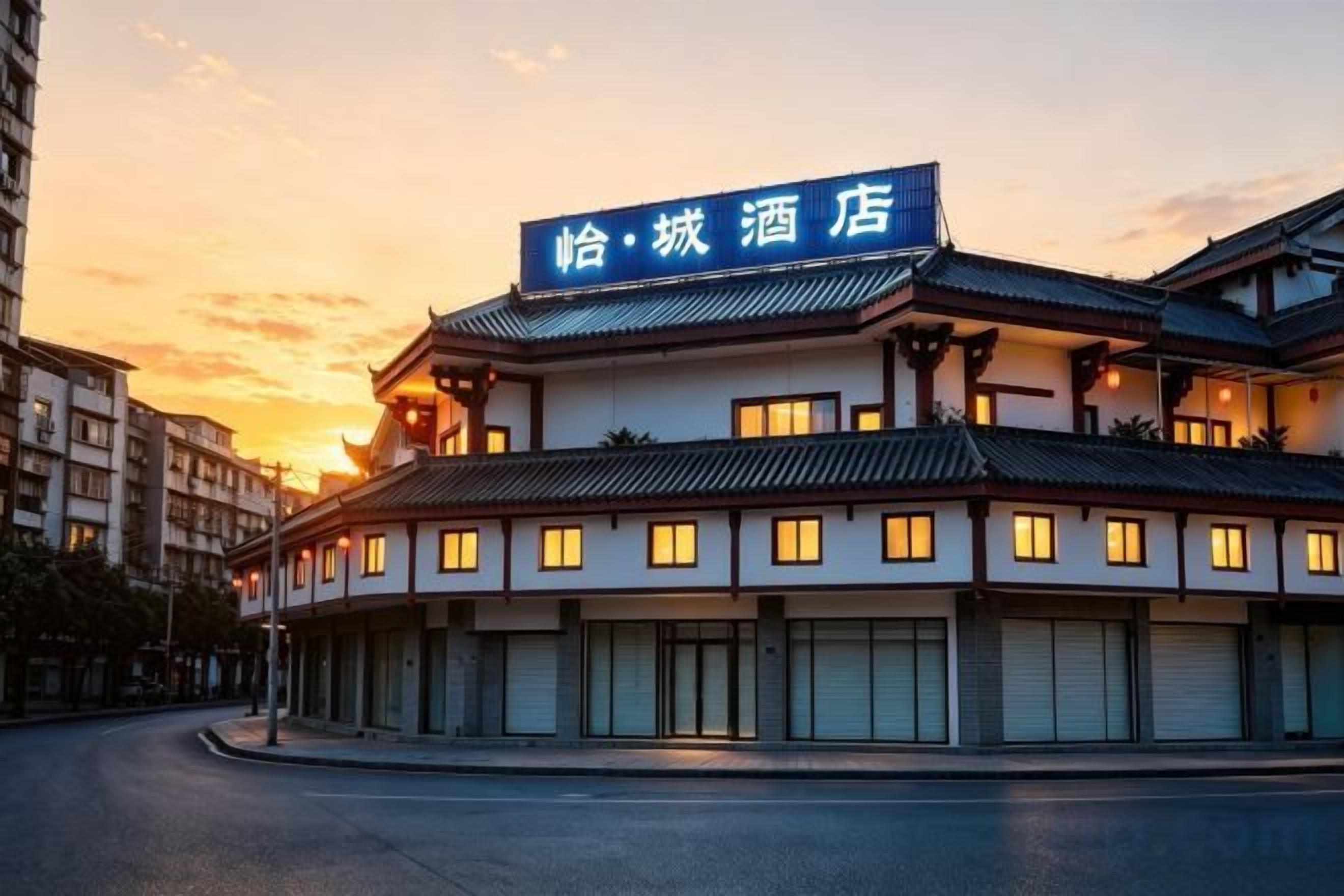 Un hotel con architettura tradizionale, diversi piani e un cartello che indica il suo nome.