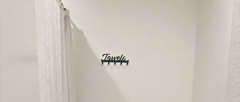 SĂšche-cheveux, serviettes fournies, savon, papier toilette
