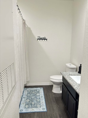 Haartrockner, Handtücher, Seife, Toilettenpapier