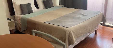 1 habitación, tabla de planchar con plancha y ropa de cama