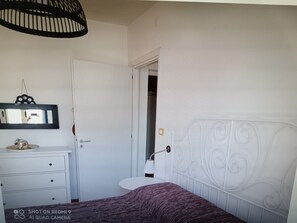 2 bedrooms, iron/ironing board, bed sheets