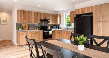 "Pineapple Perch" | Fully Renovated | A/C in Every Room
